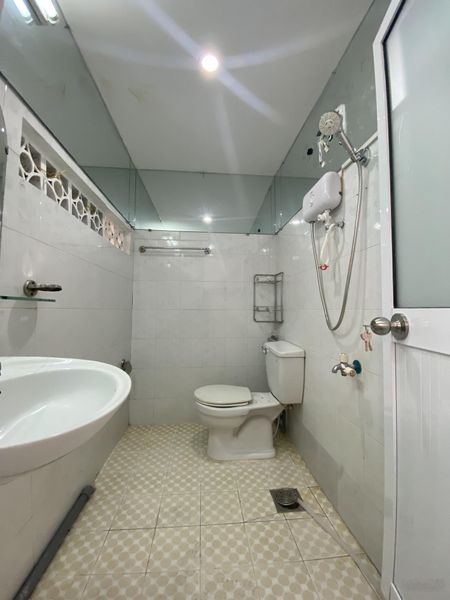 Trống sẵn căn 1 phòng ngủ + 1 phòng khách 70m2 mặt tiền Hoàng Sa giờ giấc tự do, có nhà để xe rộng