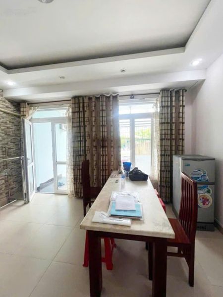 Cho thuê phòng làm vp hoặc ở gia đình ngay mặt tiền phạm hùng gần q8. full nội thất. giá:5tr/tháng.