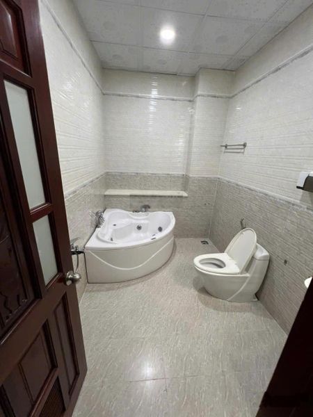 Cho thuê phòng trọ có ban công. đầy đủ nội thất tại Phạm Hùng, 5,5 triệu, 50m2