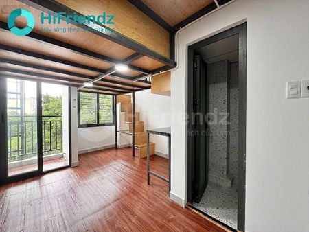 Căn hộ gác cao rộng thoáng ban công cửa sổ lớn gần các trường đại học