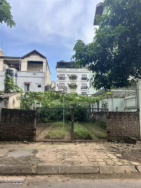Bán đất phân lô thạch bàn long biên 100m2, vỉa hè oto đỗ, view khu vui chơi, giá 195 triệu/m2