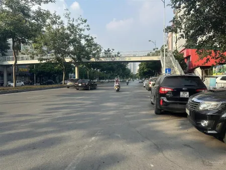Tôi bán mảnh đất phân lô phố hoàng quốc việt nguyễn văn huyên. lô góc 3 mặt ngõ thông, ô tô tránh