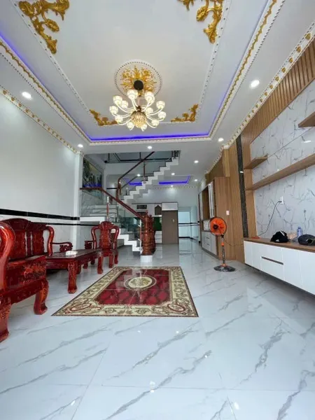 Nhà mới xây dựng.có hoàng công.gần tình lo 9. Đấy du tiền ít xung quanh. Có phòng khách.3 phòng ngủ và 1 phong thờ.san trước 5m và sau 3m 2 nha về sinh.