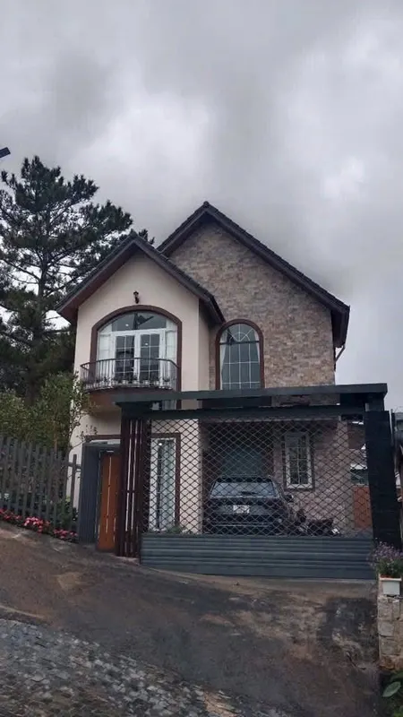 Cần Tiền  Bán gấp  Căn Biệt Thự  Đẹp  Đà  Lạt  2025 đường   Nam Hồ,  200m2