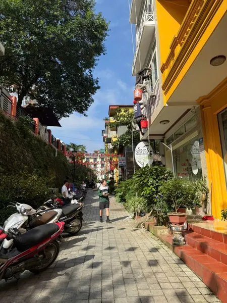 Bán đất trung tâm phố cổ Sapa phố Tuệ Tĩnh.
Địa chỉ: Phố Tuệ Tĩnh tổ 8 phường Sa Pa, tỉnh Lào Cai.
Vị trí vàng ngay trung tâm phố cổ, cách Nhà Thờ Đá và Sân Quần chỉ 200m cực kỳ thuận tiện cho kinh doanh, nghỉ dưỡng hoặc đầu tư cho thuê.
Ngõ rộng, dễ đ