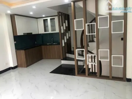 Cho thuê nhà nguyên căn 32m, 5 tầng, 6 triệu/tháng.