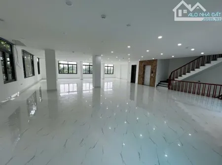 Cho thuê toà nhà 7 tầng + hầm 130m² MT 10m phố Quan Hoa – Cầu Giấy, giá 200tr/tháng