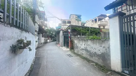 Trung tâm thạch bàn ngõ thông , lô góc oto vào mt 5 m đường trước nhà 5 m hông nhà 3 m