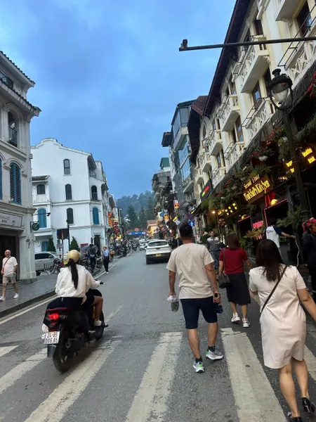 Bán đất trung tâm phố cổ Sapa phố Tuệ Tĩnh.
Địa chỉ: Phố Tuệ Tĩnh tổ 8 phường Sa Pa, tỉnh Lào Cai.
Vị trí vàng ngay trung tâm phố cổ, cách Nhà Thờ Đá và Sân Quần chỉ 200m cực kỳ thuận tiện