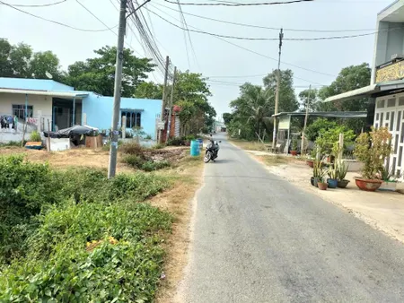 Bán lô đất ngay trung tâm thị trấn đức hoà, mặt tiền nhựa dt 5 x 32m, giá 2 tỷ tl