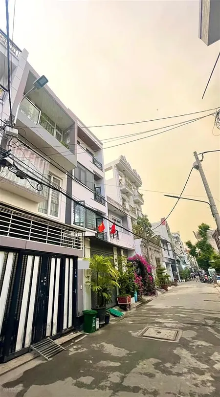 Nhà 3 tầng hxh ngay hương lộ 2 5pn sổ hồng riêng giá chỉ 5.35 tỷ
