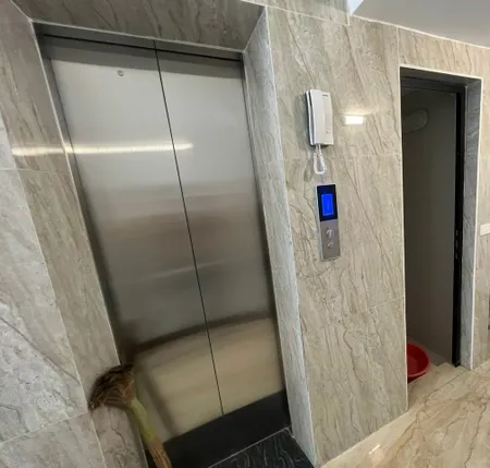 Cho thuê nhà mới, căn góc, Thái Hà, thang máy; vỉa hè 119m2* 5T- 46 Tr