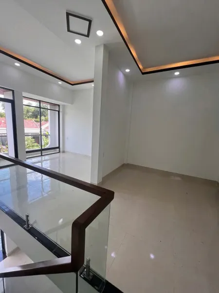•Diên lạc bán nhà mới xây hai tầng