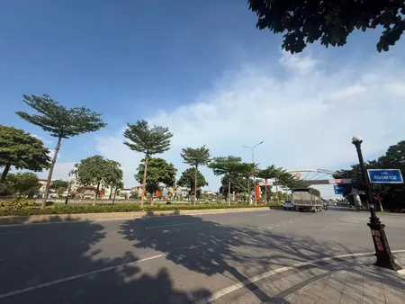Bán 130m đất. Nhìn hồ và cạnh siêu thị dabaco. Mặt đường lý thái tổ. Phường từ sơn bắc ninh