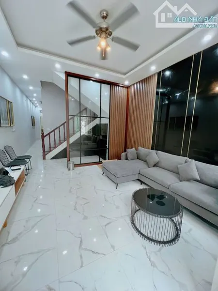 Cho thuê nhà Hoàng Quốc Việt – Cầu Giấy DT 85m x 3 tầng, sân rộng, ôtô vào, 18tr/th