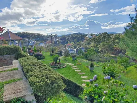Cần Bán Căn Villa Sân Vườn View Siêu Đẹp Tại Hoàng Hoa Thám, P. Xuân Hương, Đà Lạt 1400m2