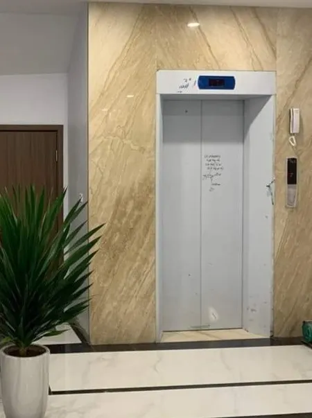 Cho thuê nhà hai cửa đi, Hoàng Cầu, thang máy, 103m2x 4T vỉa hè 32 Tr