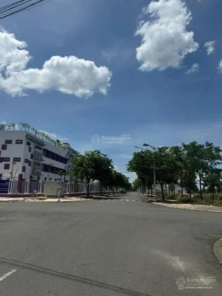 Bán đất sân bay long thành, mặt tiền đường bưng môn,đường lớn phong thủy tốt, 250m2 giá ngộp 2tỷ350