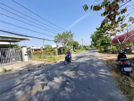 Mặt tiền đường ql62. diện tích 300m2 thổ cư có thể làm nhà vườn xã kiến bình, tân thành. 250 triệu