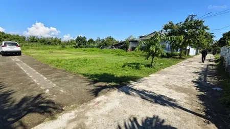 Một lô duy nhất sau lưng sân vận động điện hồng cũ