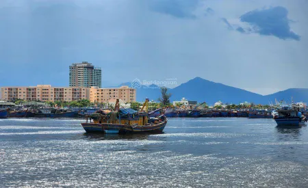 Lô góc diện tích khủng 3737m2. mặt tiền rộng 46m. ra cảng cá thọ quang 100m. kinh doanh hái ra tiền