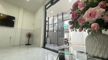❌ Nhà Mới, Đẹp - Full Nội Thất
     👉 TRUNG TÂM TP. NHA TRANG – PHƯỜNG NHA TRANG 

• Sổ hồng mới hoàn công 
– DT đất 68m², sử dụng 136m² (1 trệt 1 lầu)
• 3PN, 2WC, phòng thờ, ban công, PK, bếp, sân để xe
• Vị trí gần chợ Đầm,