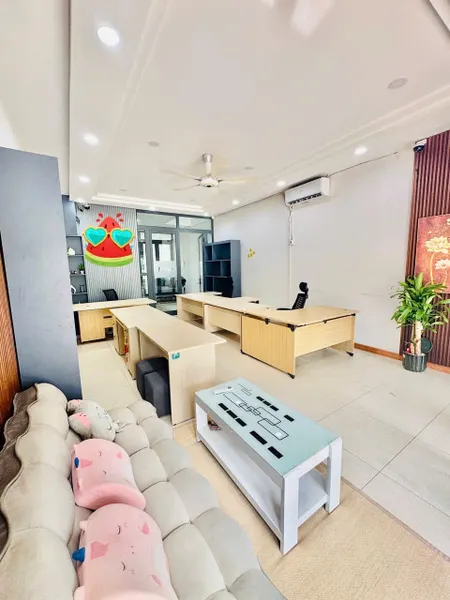🌈Cho thuê mặt bằng riêng biệt có toilét riêng khu đô thị Hà Quang 1. 
👉🏻Diện tích 65m2
👉🏻Có sẵn máy lạnh,bằng ghế văn phòng.
👉🏻Đường lớn thông rộng,đậu xe thoải mái.
👉🏻giá thuê 13 triệu,cọc 2tt2.