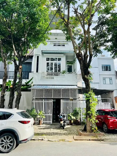 Mình cần bán nhà 3 tầng mặt tiền thành vinh 2 , phường sơn trà ( cách biển 400m )