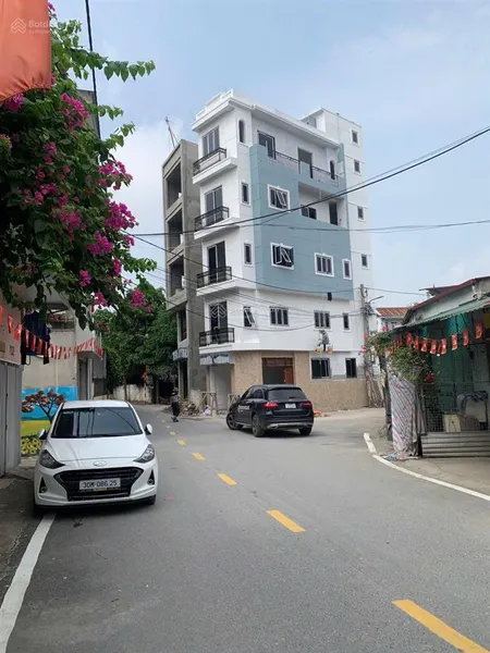 Bán nhà mặt đường hoài đức, 3 xe tải tránh nhau