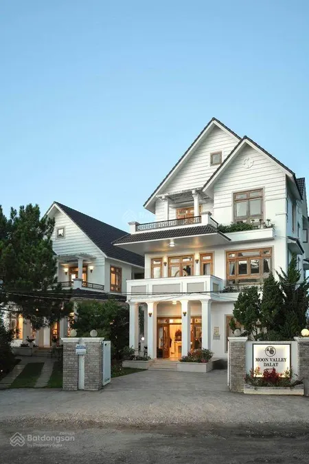 Bán căn villa đà lạt 11 phòng nằm trên đồi cao view thông xanh