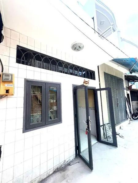 Mua bán nhà quận 4, 35m2 đất dân cư hiện hữu, 2 tầng, sân rộng để được nhiều xe !