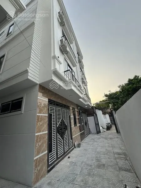Nhà 5tx33m2. ô tô lùi cửa 10m ra đường thông ô tô. giá 4.58 tỷ. di chuyển ql6 chỉ 5p. 0966 929 ***