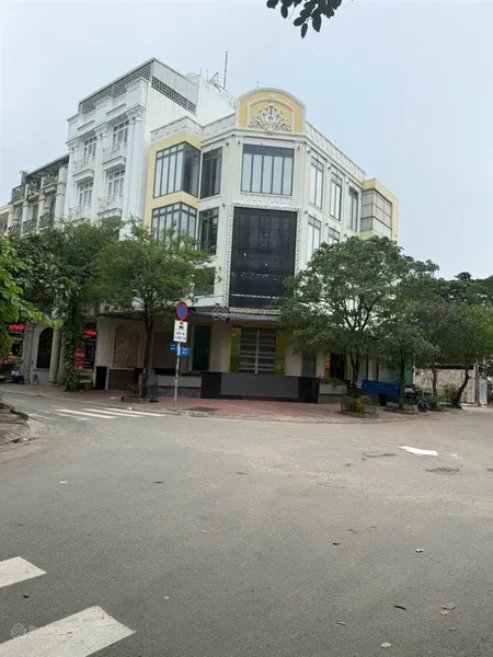 Tòa nhà góc 2 mặt tiền kdc trung sơn, bình chánh hầm + 5 tầng, dt lớn 200m² giá siêu hiếm 42 tỷ