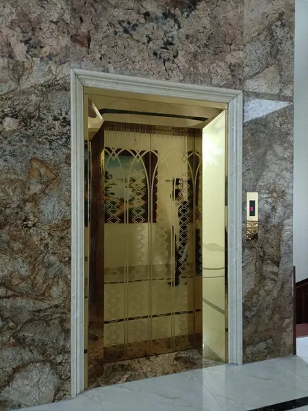 Nhà mình cho thuê nhà hai cửa đi, mới, 99m2_ 4T; vỉa hè, Duy Tân-28 Tr