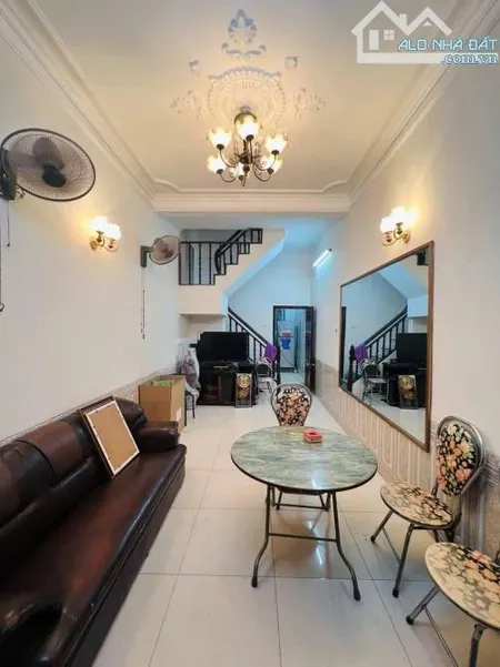 Cho thuê nhà 3 tầng Đường Láng, Đống Đa. Giá: 15tr