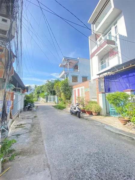 Bán lô đất thổ cư tại hẻm lạc long quân trung tâm thị trấn diên khánh 0971 834 ***