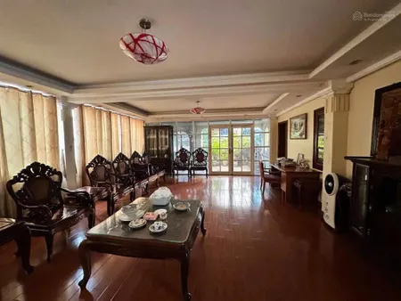 Bán nhà phân lô đội cấn, 110m2 mặt tiền rộng, ngõ vip hàng xóm đại gia
