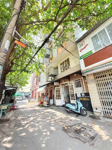 8,5 tỷ bán nhà ở ngay, dt 70m2, 5 phòng ngủ, hẻm 6m ung văn khiêm, gần trường đh hutech