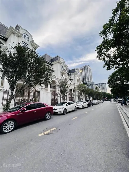 Nhà biệt thự sân vườn gần hồ tây không gian trong lành, 232m2 6 tầng thang máy mt 15m, giá 129 tỷ