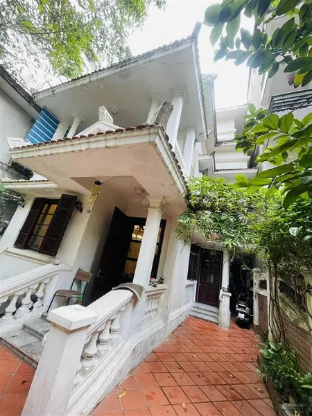 Bán nhà biệt thự sân vườn 10m ra hồ tây, 180m2 mặt tiền 7.8m an ninh tốt trong lành, giá 68.6 tỷ