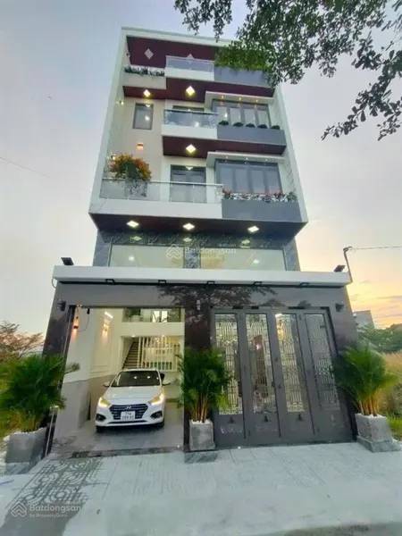 Nhà mới xây thiết kế hiện đại nội thất cao cấp giá 8.9 tỷ hẻm xe hơi quay đầu