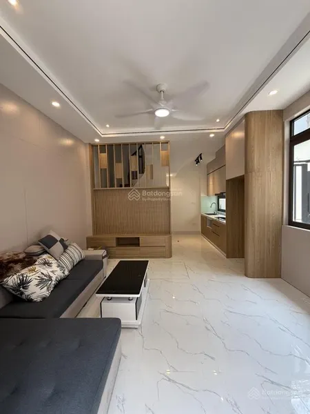 Bán nhà lô góc, đường văn minh, dt 42m2, 5 tầng kiên cố, tặng nội thất xịn, gần ô tô, giá hơn 6 tỷ.