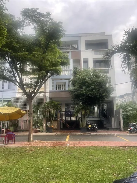 Bán nhà kdc kim sơn quận 7, dt 5x20m gồm hầm trệt 3 lầu đang cho thuê 50tr/th giá bán 21 tỷ