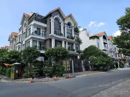 Bán biệt thự đường 16m kdc him lam tân hưng q7 dt 10x20m hầm trệt 2,5 lầu có thang máy giá 47 tỷ