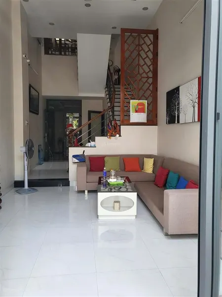 Nhà đẹp cần bán khu dân cư sầm uất đường hoàn kiếm có sân để xe, sân thượng thoáng