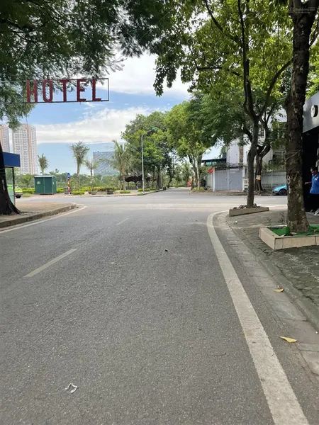 Linh đàm lộng gió, đường trục chính, sát hồ