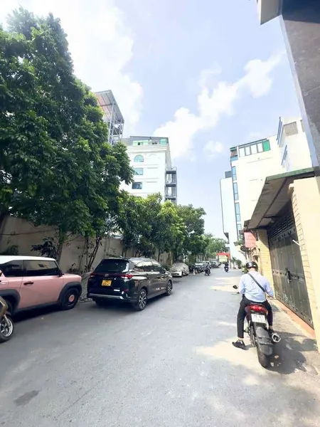 HÀNG TUYỂN - 6 TẦNG THANG MÁY - CĂN HỘ DỊCH VỤ 18  PHÒNG CHO THUÊ 100 TRIỆU NẾU TỰ VẬN HÀNH FULL - CÁCH PHỐ VÀI BƯỚC CHÂN - CÁC PHÒNG ĐỀU CÓ CỬA SỔ THOÁNG