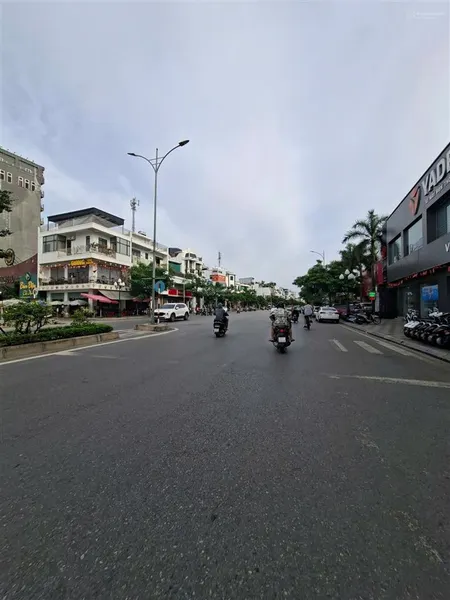 Bán lô đất mặt đường hồ sen, lê chân. dt 33m2 mt 5,54m vị trí đẹp. mr. đông 0986 351 ***