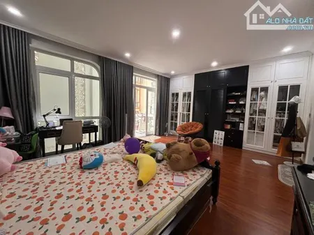 Cho thuê nhà Phùng Chí Kiên – Cầu Giấy DT 136m x 4 tầng, đủ đồ, ôtô đỗ giá 23tr/th