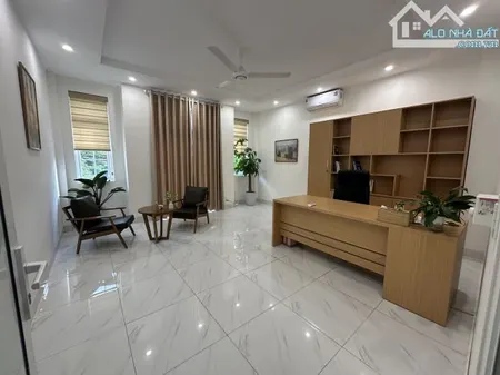 Cho thuê nhà Láng Hạ – Đống Đa DT 95m x 5 tầng, mặt tiền rộng, ôtô đỗ giá 26tr/th